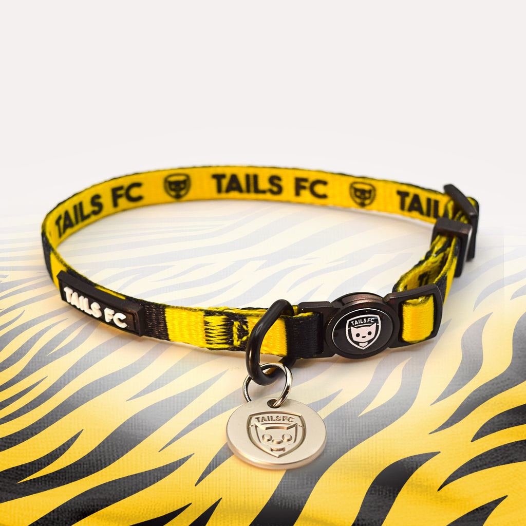 Wolverhampton Wanderers yellow and black striped cat collar.