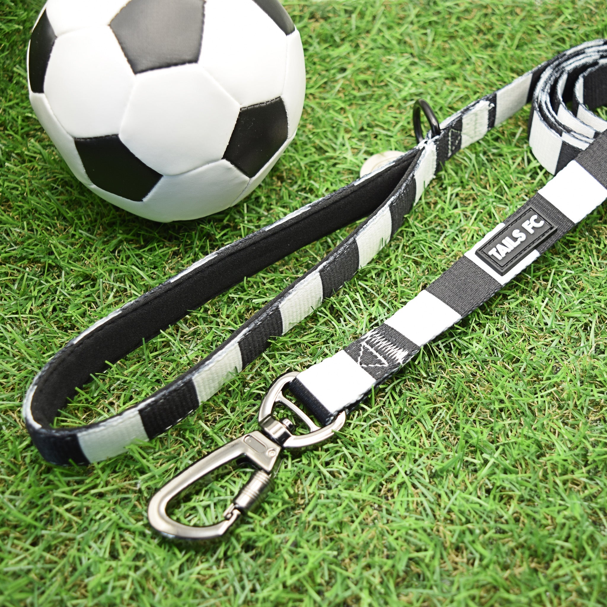 Fulham Pet Lead - Black & White Stripe Football Pet Lead